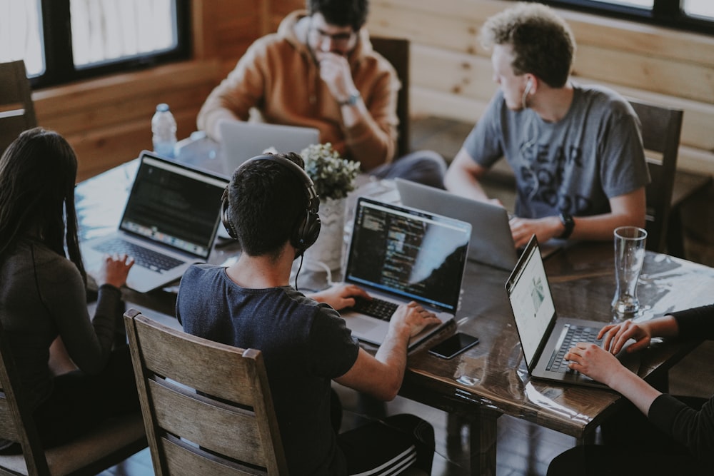 Equipo de producción trabajando en edición de vídeo